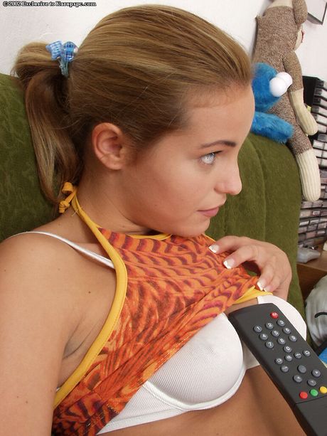 素敵なハンガリーのティーンジェシカヤングは靴下を履いて裸になった後、彼女の猫で遊びます