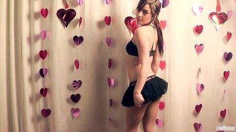 Den engleagtige canadiske mørkhårede Shana Lane giver et lækkert blowjob og får sæd i munden