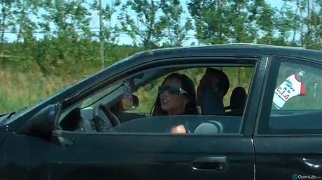 To lækre babes giver et dobbelt blowjob og får sæd i munden