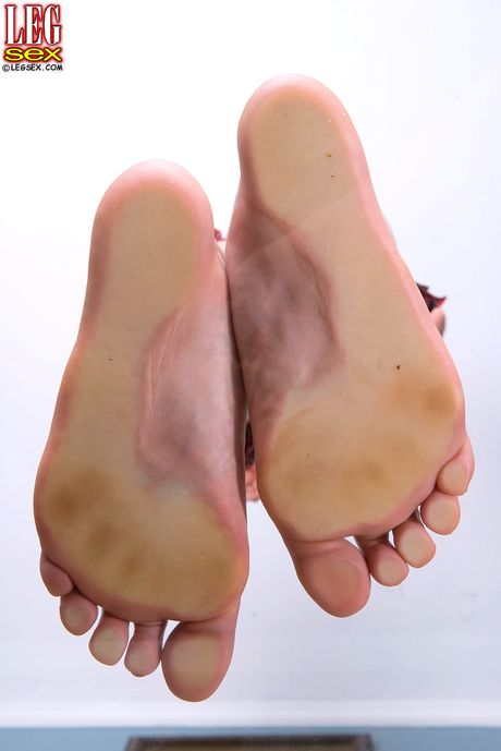 Sexy hottie Courtney in nice skirt makes some foot fetish action 