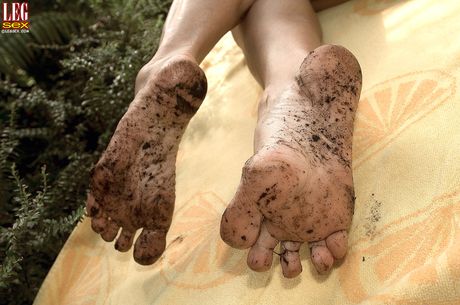 Gorgeous american Mom Jillian Foxxx strips to her stockings and displays her hot feet