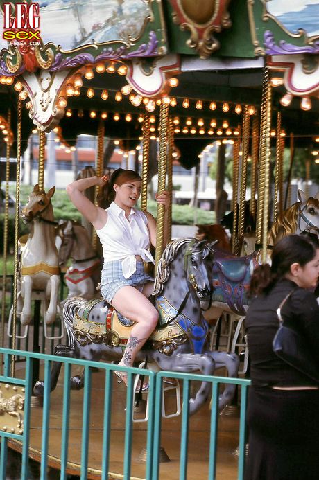 一流のカバーガールアマチュアが服を脱ぎ、素晴らしいおっぱいとお尻を露わにする