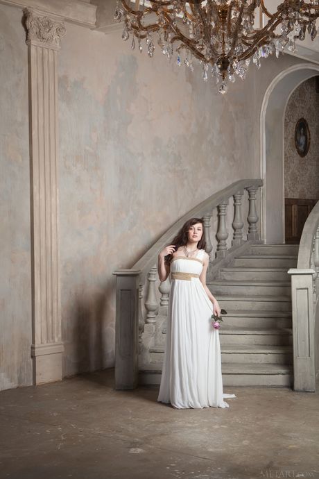 Den slående russiske skønhed Ulia tager sin kjole af og viser sin behårede fisse frem