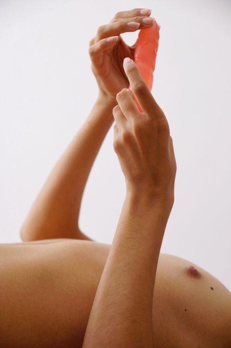 嬌小的阿根廷女孩 Fedra 在床上用假陽具插入她無毛的陰部