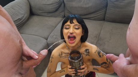 群交，包含大量肛交動作，主角是 Candy Scott