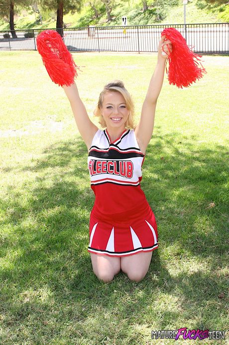 Light-Haired american cheerleader Aurora Monroe gets naked before sex in knee socks