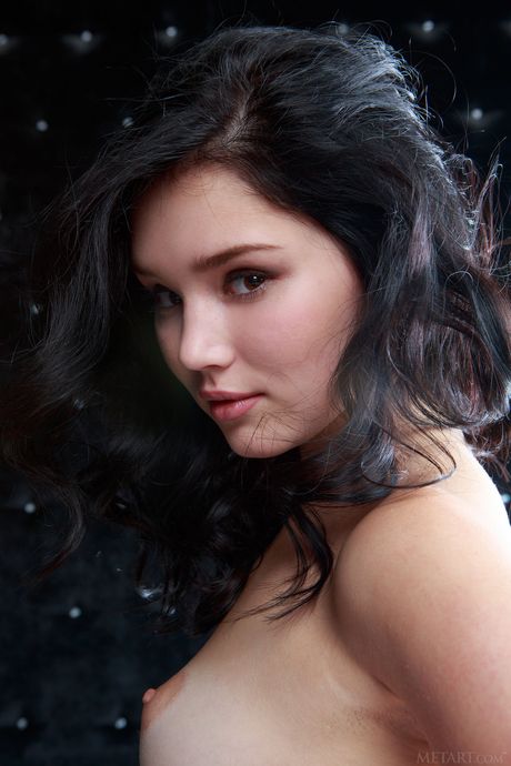  Slank ukrainsk mørkhåret teenager Malena Fendi i varmt undertøj blotter sin røv og spreder sine ben