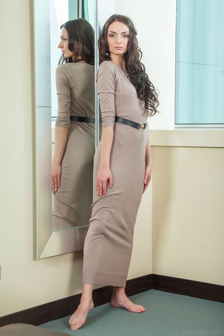 アラナAは黒いドレスを脱ぎ、大きなおっぱいと肉厚なオマンコを披露する