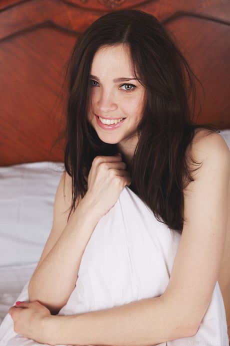 ウクライナのキュートなアニタ・Eがパンティーを脱いでヌードを披露