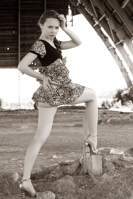 Slank teenager Virginia Sun stripper nøgen udendørs og viser sine små bryster og røv