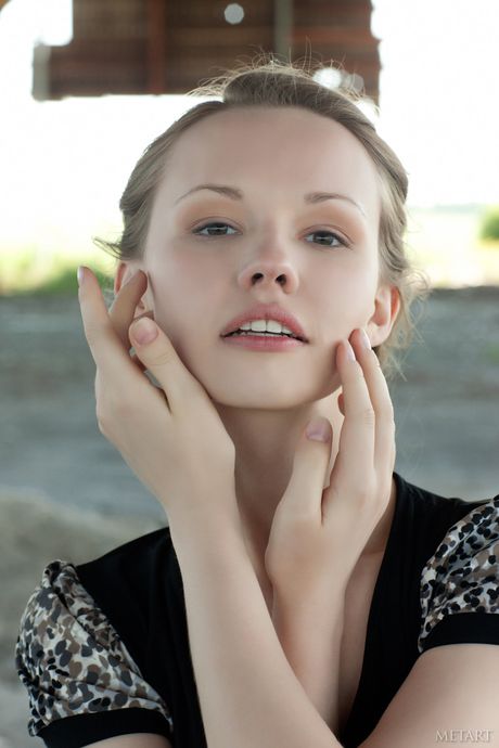 Slank teenager Virginia Sun stripper nøgen udendørs og viser sine små bryster og røv