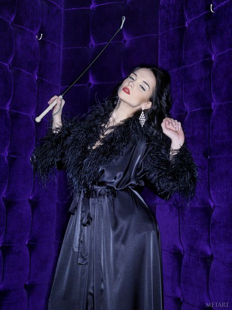 Ukrainske venus Jenya D præsenterer sine store bryster og poserer i strømpebukser