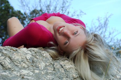 Delikat teenager Mila I viser sin fisse op under nederdelen og demonstrerer sine store bryster udendørs