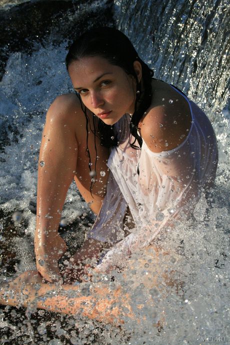 Den ukrainske erotiske model Jenya D demonstrerer sine store bryster og poserer nøgen