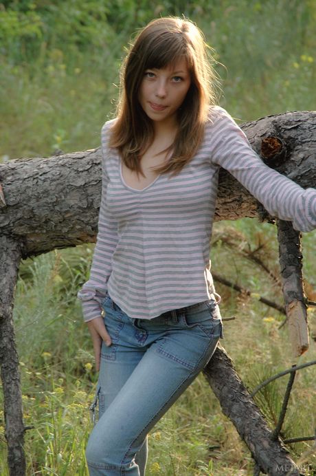 Den ukrainske babe Elena B stripper sin sexede bikini og poserer nøgen