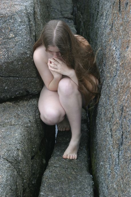 Amatør canadisk teenager med slank figur poserer nøgen