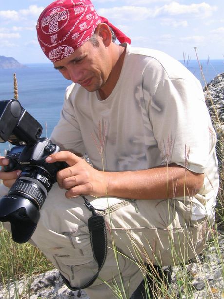 性感小胸女孩在工作室裸體擺姿勢