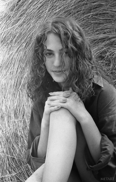 一流の美人素人娘が脱いで小さなおっぱいとパイパンまんこを露わにする