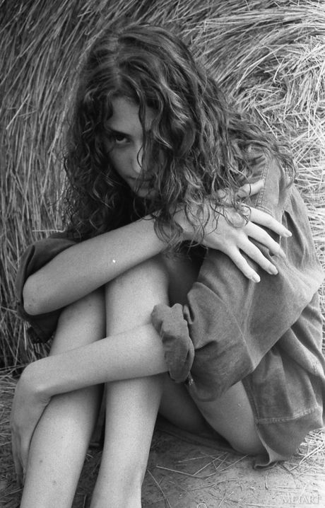 一流の美人素人娘が脱いで小さなおっぱいとパイパンまんこを露わにする