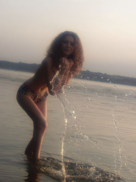 瘦小的女孩們在沙灘上裸體擺姿勢，露出她們的洞