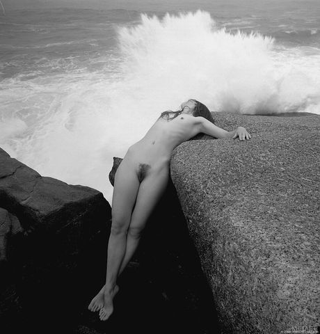 業餘封面女郎 Amanda H 身穿黑色連身裙和高跟鞋在黑色房間裡擺姿勢