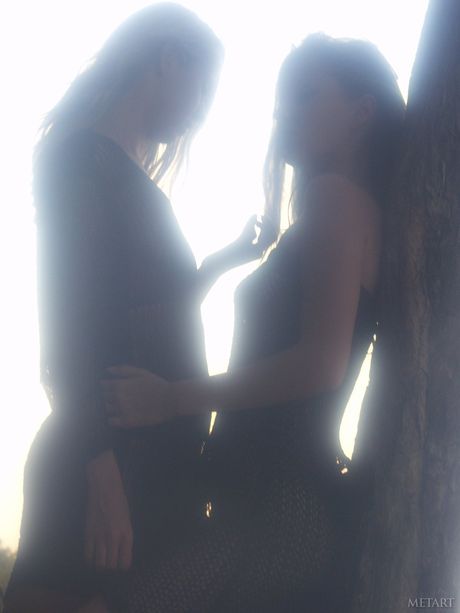 セクシーなブロンドの美女たちが太陽の下でヌードになり、熱い体を披露している