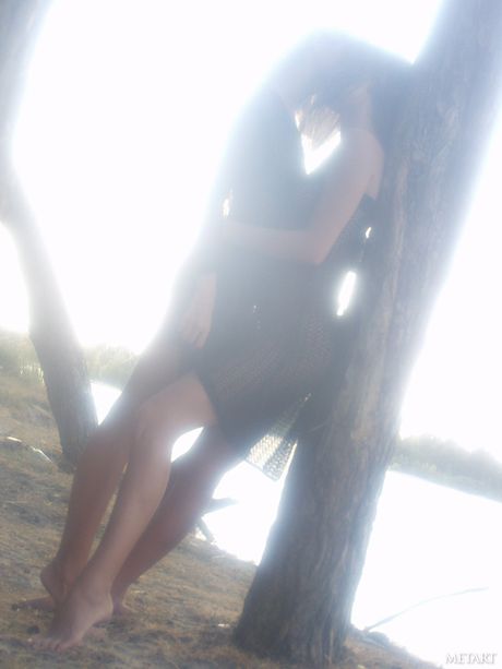 性感的金髮美女在陽光下裸體擺姿勢，展示她們火辣的身材