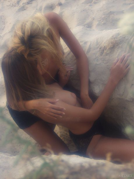 セクシーなブロンドの美女たちが太陽の下でヌードになり、熱い体を披露している