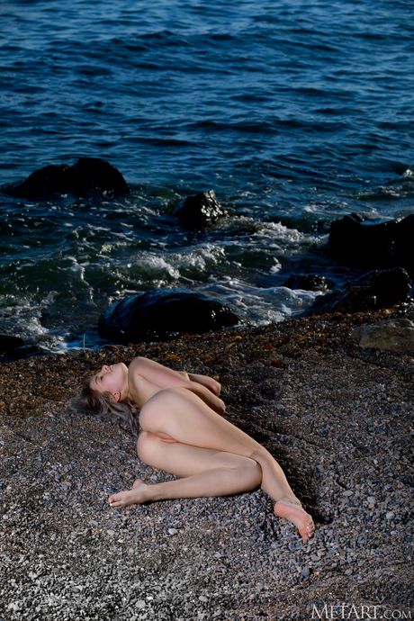 瘦削的金髮女孩 Libby 在海灘上無所畏懼地裸體