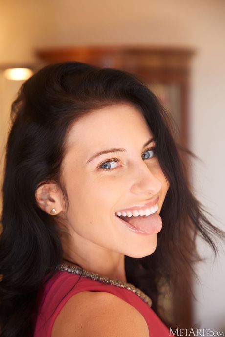 Mørkhåret teenager Lilly Bella tager det hele af i et par høje hæle