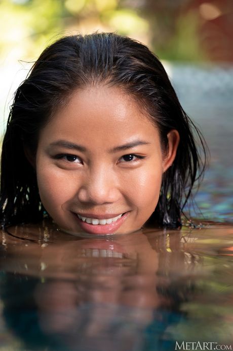 Den asiatiske skønhed Tucky tager sin bikini af, inden hun går i en pool