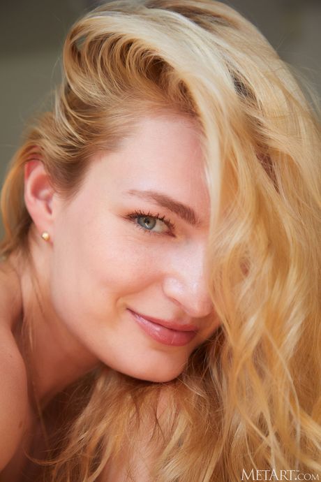 Lyshåret tjekkisk teenager Lee Anne tager en gennemsigtig kjole af for at blive helt nøgen