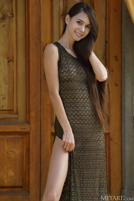 痩せた十代のレオナ・ミアは確信を持って家の階段で裸になる