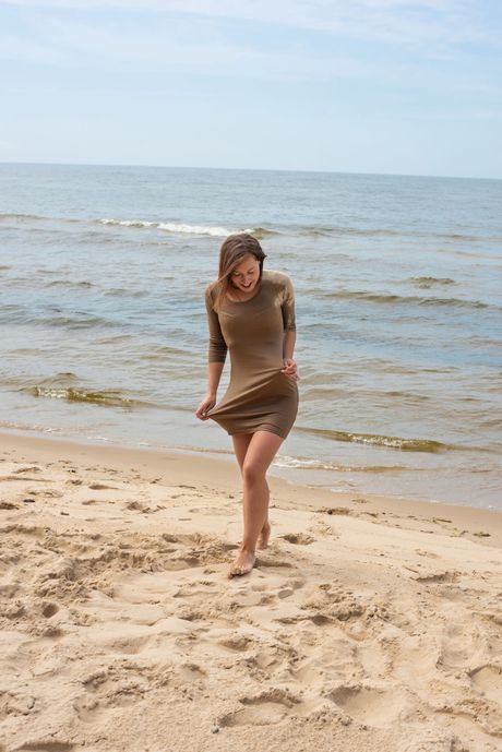 かわいい十代のメディナVは波しぶきを浴びた後、ビーチで裸になります