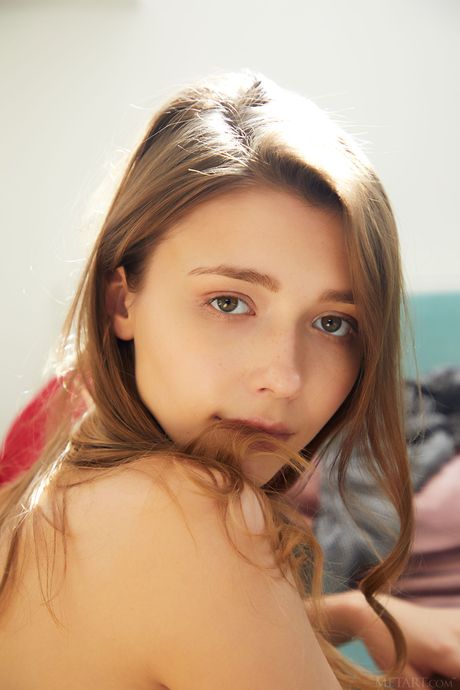 ウクライナのエロティックモデル、ミラ・アズールがショートドレスとパンティーを脱いでヌードを披露