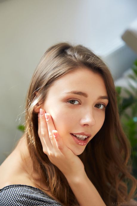 ウクライナのエロティックモデル、ミラ・アズールがショートドレスとパンティーを脱いでヌードを披露