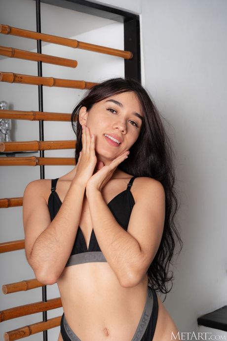 深色頭髮的哥倫比亞娃娃 Nathaly 自信地在椅子上裸體