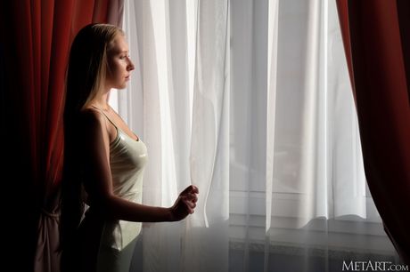 金髮烏克蘭女孩 Sailor 脫掉裙子和高跟鞋，完全赤裸