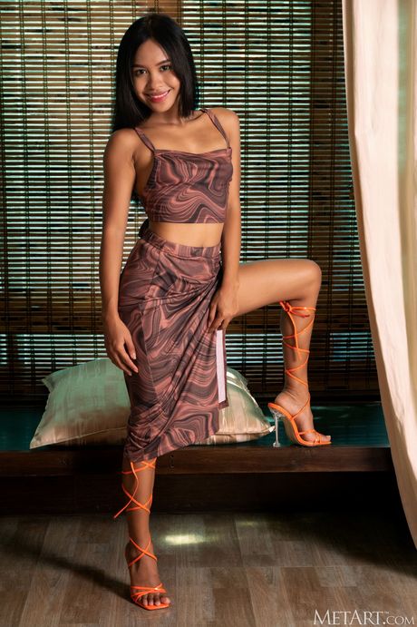 性感亞洲寶貝 Namy Asian 脫掉衣服，露出豐滿的屁股和陰戶