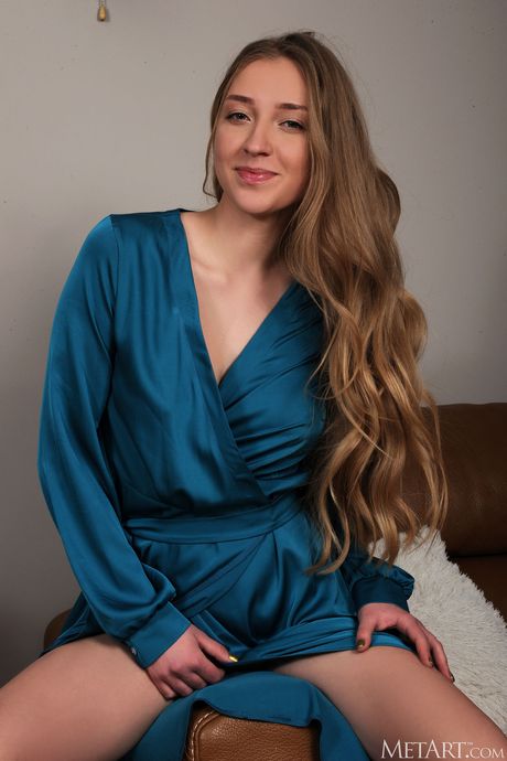 烏克蘭金髮美女 Sailor 撩起裙子，露出迷人笑容