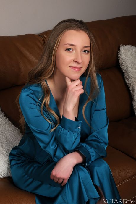 烏克蘭金髮美女 Sailor 撩起裙子，露出迷人笑容