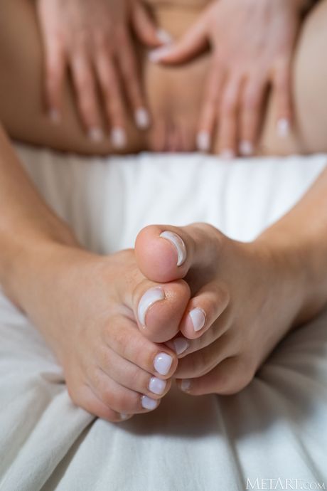 溫柔女孩 Helina Dream 脫下性感內衣，裸體做模特兒