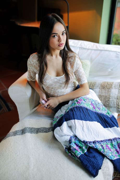 セクシーなアジアのティーン、リー・ムーンが巨乳を披露し、裸のポーズをとる