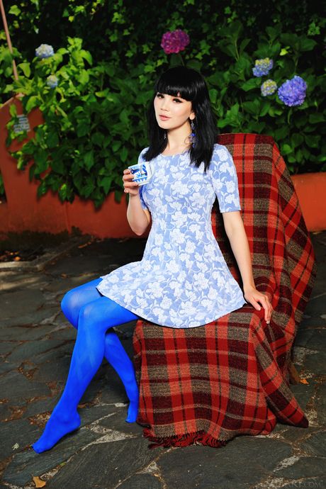 Smukke teenager Malena viser sine store bryster og skaldede fisse på en sexet måde