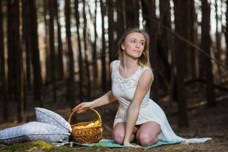 Sexet blondine Aislin stripper nøgen på landet og viser sine store bryster og skaldede fisse