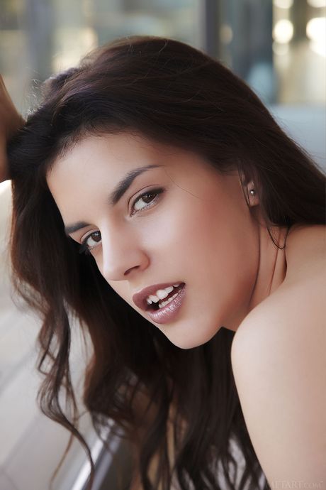 M: 魅力的なティーンのキャンディス・ルカがランジェリーとハイヒールを脱いでヌードを披露