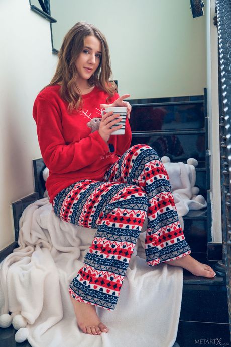 M: Den kærlige teenager Sybil A fingrer sin fisse efter at have fået nøgen på en trappe