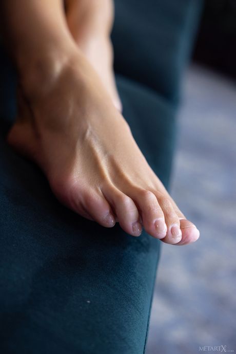 華麗的俄羅斯、拉脫維亞金髮女郎 Sarika A 穿著一件透明的藍色襯衫，甜美又誘人，