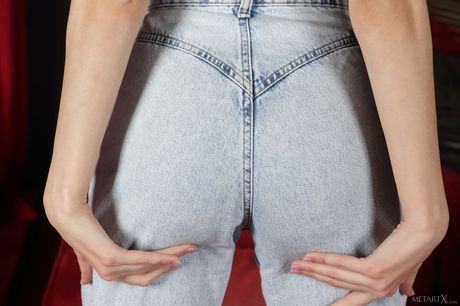 Ungdommelig russisk skønhed Kinsley spreder sin lyserøde fisse med finger efter at være blevet nøgen