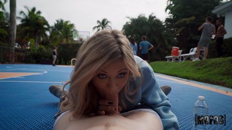 Light-Haired american beauty Ellie Tay gets her twat filled by a horny stud